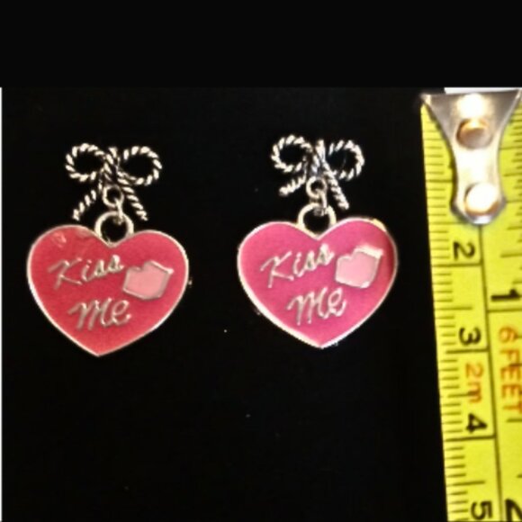 KISS ME HEART EARRINGS - Picture 3 of 3